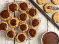 Deliziosi dolci con fiocchi di avena, alcuni ricoperti di cioccolato fuso, pronti per essere gustati.