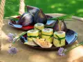 Rotolini di frittata con fichi e erba cipollina, un esempio di fichi abbinamenti salati perfetti per un picnic.