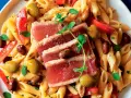 Penne con tonno scottato, pomodorini e olive. Un piatto fresco e saporito, perfetto come pasta per estate.
