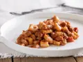 Un piatto di pisarei piacentini, pasta fatta in casa con fagioli e pomodoro, un assaggio della ricetta originale.