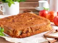 Torta quadrata dorata, con mele e cannella, un'idea per dolci senza zucchero.