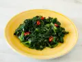 Un piatto di erbette saltate con peperoncino, un'idea semplice per le tue ricette con erbette.