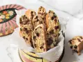 Biscotti con frutta secca, croccanti e golosi, serviti in un contenitore vintage. Perfetti per la colazione o una pausa caffè.