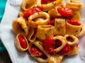 Piatto di calamarata con pomodorini e prezzemolo. Un modo gustoso per preparare la calamarata, un primo piatto di mare.