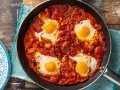 Uova in purgatorio in padella, un classico tra le ricette con uova, con pomodoro e peperoni.