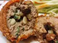Polpette al sugo napoletane, un abbraccio di carne saporita con pinoli e uvetta, immerse in un sugo rosso invitante.