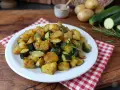 Zucchine patate e mozzarella in padella, un contorno saporito e facile da preparare.