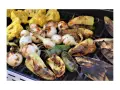 Verdure grigliate: cipolle, peperoni, cavolfiore e pannocchie. Perfette per scoprire come condire le verdure grigliate con erbe aromatiche e olio.