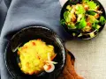 Frittelle dorate con verdure, perfette verdure da abbinare alla polenta, accanto a un'insalata fresca.