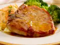 Succulento braciola di maiale con salsa, patate gratinate e broccoli. Secondi di carne per fare bella figura, un piatto che conquista.