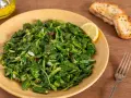 Cicoria saltata con aglio e peperoncino, un modo semplice per imparare come cucinare la cicoria. Servita con pane tostato e limone.