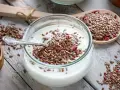 Yogurt con semi di lino e frutta disidratata, un'idea per ricette semi di lino salutari e gustose.