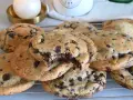Biscotti cookies al cioccolato, appena sfornati e ancora caldi, con gocce di cioccolato fondente che si sciolgono. Una ricetta perfetta per una pausa golosa.