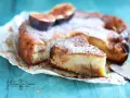 Deliziosa torta con fichi freschi e yogurt, spolverata di zucchero a velo, su carta da forno.