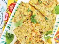 Fette dorate di polpettone di fagiolini, guarnite con erbe aromatiche fresche, su un piatto decorato con motivi floreali vivaci.
