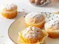 Muffin carote e yogurt spolverati di zucchero a velo e mandorle. Deliziosi e soffici, perfetti per la colazione.