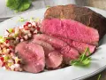 Il roast beef, che carne è? Un succulento arrosto di manzo affettato, servito con un contorno di ravanelli e scorza di lime.