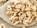 Farro soffiato su un cucchiaio di legno, perfetto per colazioni leggere e ricette creative.