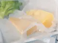 Due pezzi di formaggio sottovuoto, un modo pratico per capire come conservare il formaggio in frigo.