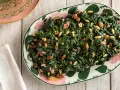 Spinaci saltati con pinoli e uvetta, un modo gustoso per imparare come cucinare gli spinaci.