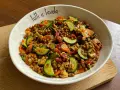 Insalata di lenticchie con zucchine, carote e pomodori secchi, perfetta per le ricette estive.