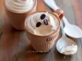 Deliziosa crema al caffè in tazzine, guarnita con chicchi di caffè. Perfetta per una pausa golosa.