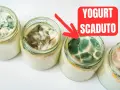 Barattoli di yogurt scaduto da 15 giorni, coperti da muffa verde e bianca. Un'immagine che mostra il deterioramento del cibo.