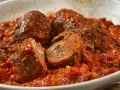 Involtini alla romana succulenti in salsa di pomodoro, un classico della cucina romana.