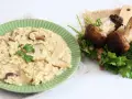Piatto di cremoso risotto ai funghi, con funghi freschi e prezzemolo a guarnire. Un'ottima alternativa al risotto ai funghi surgelati.