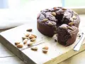 Torta al cioccolato con mandorle, una deliziosa torta con cereali avanzati, su tagliere di legno.