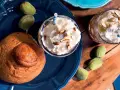Deliziosa granita di mandorle servita con mandorle a lamelle e pane dolce. Freschezza siciliana in un bicchiere.