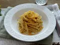Pasta con pangrattato e acciughe alla siciliana, un piatto semplice ma ricco di sapore, pronto per essere gustato.