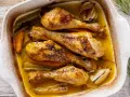 Cosce di pollo arrosto succulente in teglia con verdure, un'idea perfetta per le tue ricette.