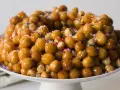 Struffoli ricetta della nonna: palline dorate e lucide, cosparse di zuccherini colorati, un dolce tradizionale che profuma di casa.