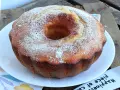 Ciambella soffice allo yogurt greco, cosparsa di zucchero a velo, pronta per essere gustata.