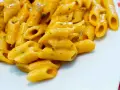 Penne cremose, una ricetta pasta veloce con pochi ingredienti. Perfetta per un pasto rapido e gustoso.