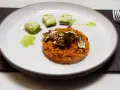 Piatto di fregola sarda ricette con zucchine croccanti e salsa verde. Un primo piatto gustoso e colorato.