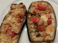 Melanzane ripiene al forno, un'idea per ricette sfiziose con pomodorini e formaggio filante.