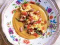 Un piatto invitante di pasta e fagioli, con pasta riccia, fagioli borlotti, pomodori secchi e rosmarino. La ricetta originale è un classico confortante.