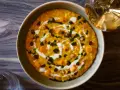 Risotto cremoso alla zucca Hokkaido, guarnito con cubetti di zucca, semi tostati e un filo di panna. Un'idea per le tue ricette zucca hokkaido.
