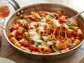 Pasta e fagioli estiva in padella, con pomodorini e mozzarella filante. Un piatto invitante e saporito, perfetto per un pasto leggero.