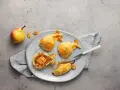 Pasticcini salati a forma di pesce, uno aperto rivela un ripieno cremoso. Un'idea originale per le tue ricette con le pere.