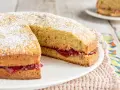 Torta soffice con marmellata, perfetta per chi cerca ricette facili con farina di grano saraceno. Spolverata di zucchero a velo.