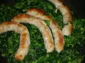 Salsiccia e friarielli cotti in padella, un classico saporito.