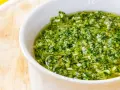 Salsa verde ricetta della nonna, un condimento fresco e profumato, pronto per insaporire i tuoi piatti.
