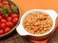 Fagioli secchi in umido, pronti per essere gustati. Scopri come cucinare i fagioli secchi per un piatto saporito, accompagnati da pomodorini freschi.