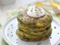 Pancakes salati con farina di grano saraceno e spinaci, guarniti con panna acida e erba cipollina. Un'idea gustosa per le tue ricette con farina di grano saraceno.
