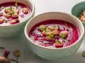 Zuppa cremosa di barbabietola rossa, guarnita con crostini e germogli. Un'idea per le tue barbabietola rossa ricette.