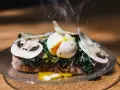 Bruschetta con uovo in camicia, funghi e verdure. Una deliziosa ricetta per un brunch perfetto.