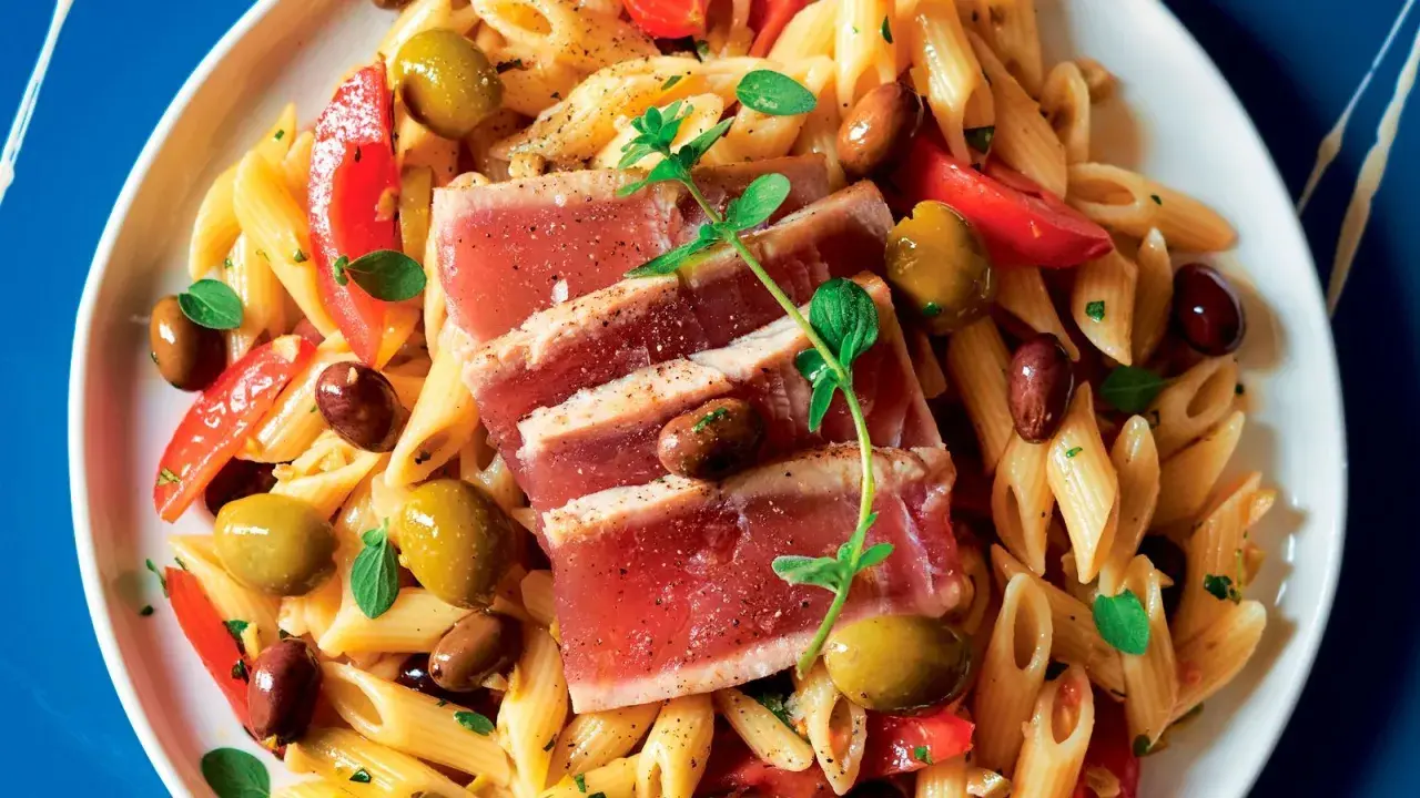 Penne con tonno scottato, pomodorini e olive. Un piatto fresco e saporito, perfetto come pasta per estate.